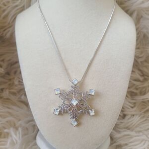 Stunning Rare Swarovski Crystal Snowflake Pendant Necklace- Excellent Condition